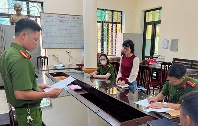 Cơ quan CSĐT Công an tỉnh Nam Định đọc quyết định khởi tố bị can Trần Thị Bích Phượng.