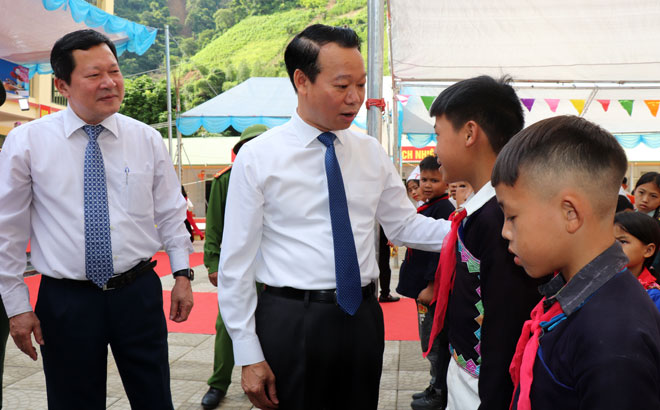 Do Duc Duy, member of the Party Central Committee, Secretary of the provincial Party Committee and head of the province’s delegation of National Assembly deputies, and officials of the Department of Education and Training join teachers and students of the Ho Bon Semi-boarding Primary and Junior High School for Ethnic Minority Students, located in Mu Cang Chai district, at the new academic year opening ceremony.