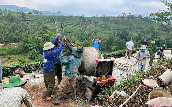 Người dân tổ dân phố số 5, thị trấn Nông trường Liên Sơn, huyện Văn Chấn tích cực tham gia làm đường GTNT.