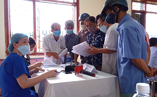 Cán bộ y tế xã Tân Thịnh khám sàng lọc cho bệnh nhân tăng huyết áp, tiểu đường và truyền thông giáo dục sức khỏe.