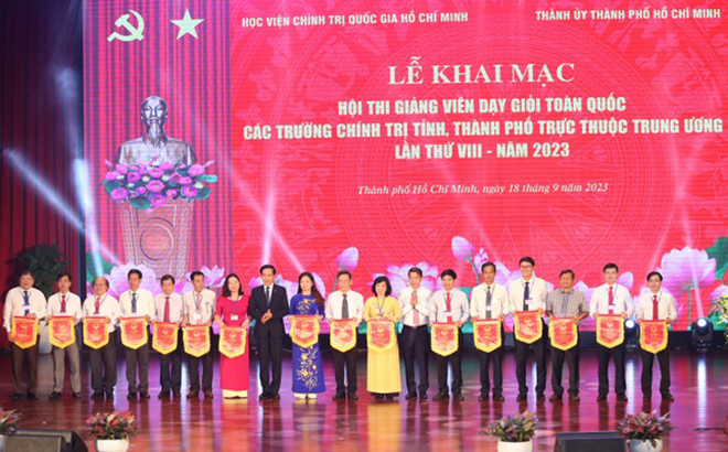 Lãnh đạo Học viện Chính trị Quốc gia Hồ Chí Minh và Thành uỷ TPHCM trao cờ lưu niệm tặng các đơn vị tham gia hội thi.