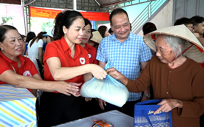 Lãnh đạo huyện Văn Yên trao hỗ trợ gạo cho các hộ có hoàn cảnh khó khăn.