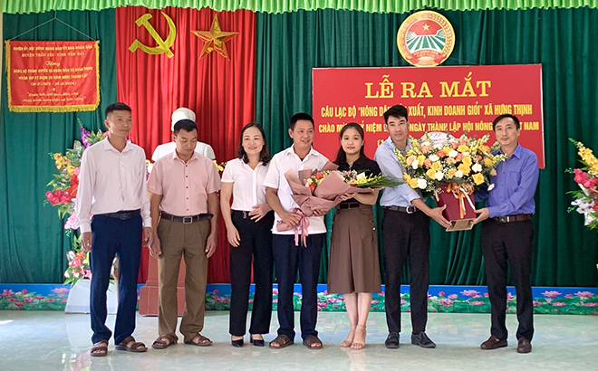 Lãnh đạo Hội Nông dân tỉnh tặng hoa và chúc mừng CLB 