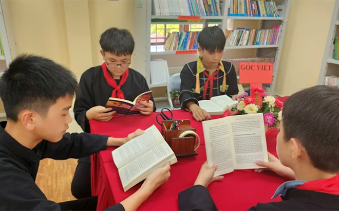 Học sinh Trường phổ thông dân tộc bán trú trung học cơ sở xã Thanh Lòa, huyện Cao Lộc, tỉnh Lạng Sơn trong giờ đọc sách tại thư viện.
