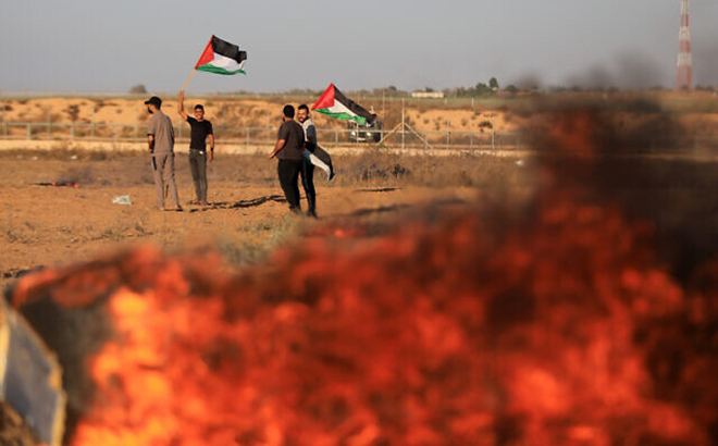 Người Palestine đụng độ với binh sĩ Israel tại hàng rào biên giới Israel-Gaza, phía Nam Dải Gaza, ngày 17/9/2023.