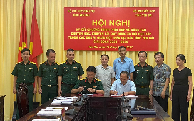 Lễ ký kết chương trình phối hợp giữa Bộ Chỉ huy Quân sự tỉnh Yên Bái và Hội Khuyến học tỉnh.