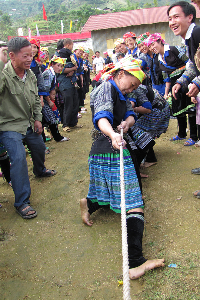 Đồng bào Mông xã Cao Phạ, huyện Mù Cang Chải tham gia thi kéo co trong ngày hội.