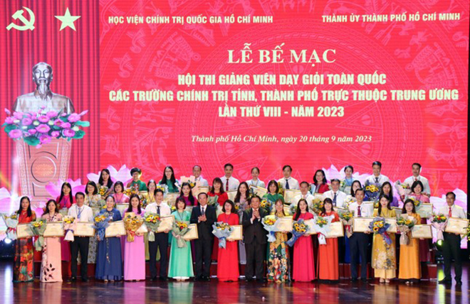 Giáo sư, tiến sĩ Nguyễn Xuân Thắng cùng ông Nguyễn Văn Nên, Bí thư Thành uỷ TPHCM trao giấy chứng nhận cho các thí sinh đạt danh hiệu 