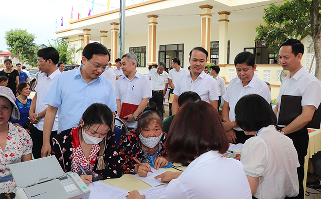 Lãnh đạo thành phố Yên Bái kiểm tra việc thực hiện chuyển đổi số trong lĩnh vực đất đai tại phường Nguyễn Thái Học.