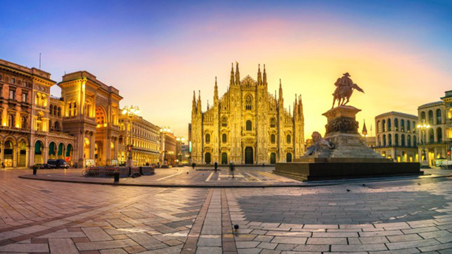 Quảng trường Piazza del Duomo trong ánh nắng bình minh ở Milan, Italy.