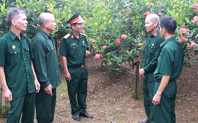 Lãnh đạo Hội Cựu chiến binh huyện Trấn Yên trao đổi phương pháp phát triển mô hình kinh tế hộ gia đình với các hội viên xã Y Can.