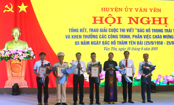 Lãnh đạo Ban Tuyên giáo Tỉnh ủy và huyện Văn Yên khen thưởng các đơn vị có nhiều bài dự thi nhất Cuộc thi “Bác Hồ trong trái tim tôi”.