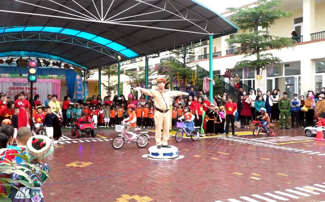 Đội Cảnh sát giao thông Trật tự, Công an thị xã Nghĩa Lộ tuyên truyền giáo dục Luật Giao thông đường bộ tại Trường Mầm non Hoa Lan, phường Pú Trạng.