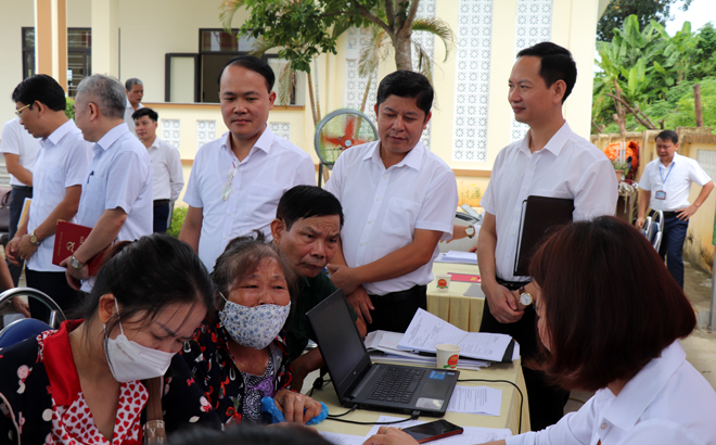 Lãnh đạo thành phố Yên Bái kiểm tra việc thực hiện công tác chuyển đổi số trong lĩnh vực đất đai tại phường Nguyễn Thái Học