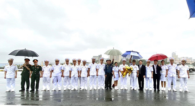 Hải quân Hoàng gia Campuchia đón đoàn công tác Vùng 5 Hải quân nhân dân Việt Nam tại cảng Sihanoukville.