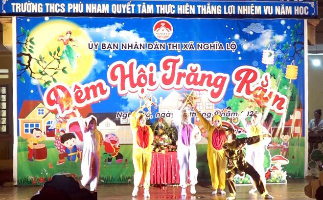 Đêm hội Trăng rằm điểm năm 2023 tại xã Phù Nham với nhiều tiết mục đặc sắc với các bài hát về thiếu nhi, hoạt cảnh chú Cuội - chị Hằng.