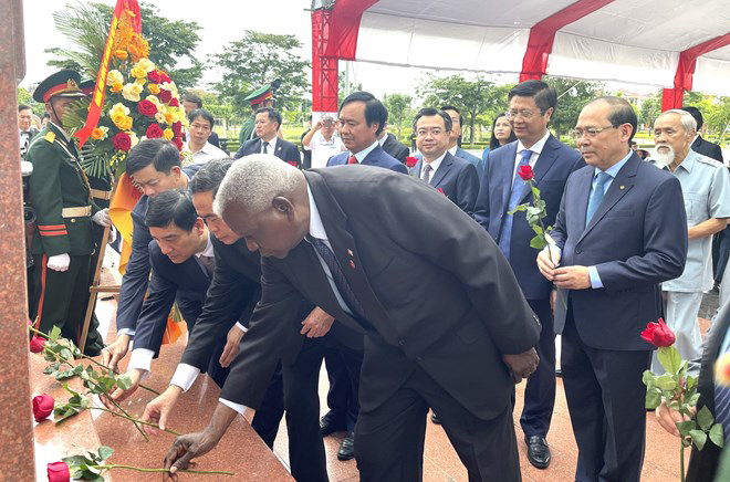 Đoàn đại biểu cấp cao hai nước Việt Nam - Cuba đã đến đặt hoa tưởng niệm Lãnh tụ Fidel castro tại Công viên Fidel.