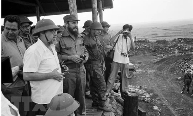 Ông Fidel castro, Bí thư thứ nhất Ban Chấp hành Trung ương Đảng Cộng sản Cuba, Thủ tướng Chính phủ Cách mạng Cuba, thị sát Căn cứ quân sự Tân Lâm-Dốc Miếu trên Hàng rào điện tử McNamara, bị quân và dân miền Nam phá hủy (ngày 15/9/1973).