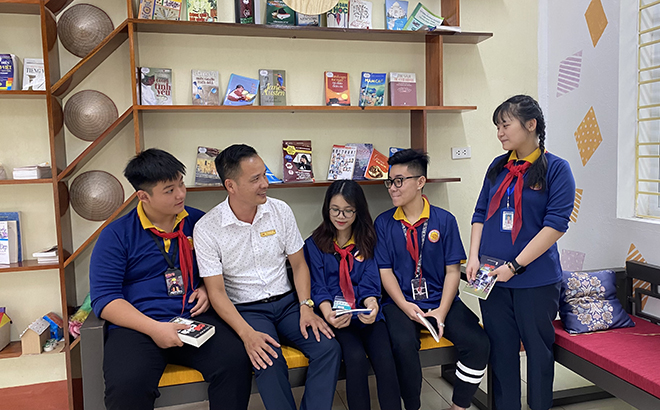 Thầy giáo Nguyễn Trọng Lượng trò chuyện với các em học sinh.