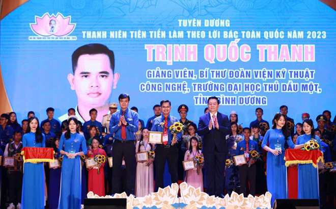 Ông Nguyễn Trọng Nghĩa và anh Bùi Quang Huy trao chứng nhận cho đại biểu