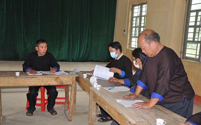 Chi bộ thôn Khao Mang, xã Khao Mang, huyện Mù Cang Chải họp bàn xây dựng nông thôn mới.