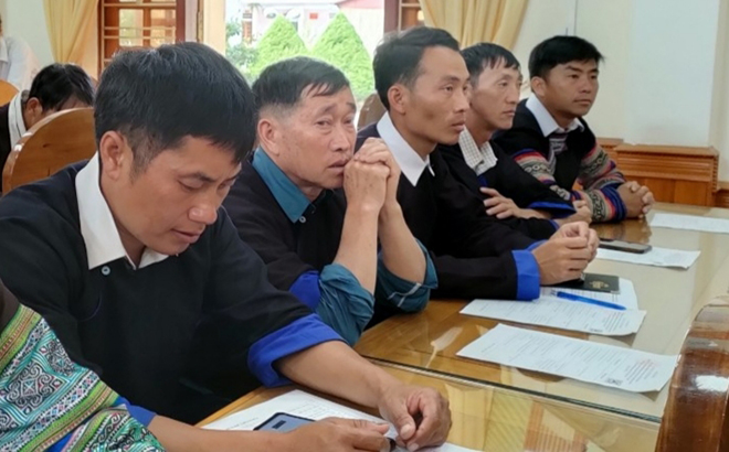 Ông Lý Chồng Di - Bí thư Chi bộ bản Trống Páo Sang (thứ 2 trái sang) tại buổi gặp mặt tuyên dương các bí thư chi bộ, trưởng bản, tổ trưởng tổ dân phố tiêu biểu do Huyện ủy Mù Cang Chải tổ chức.