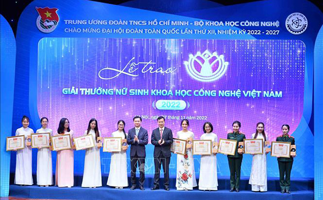 Trao Giải thưởng Nữ sinh Khoa học công nghệ Việt Nam năm 2022. Ảnh tư liệu