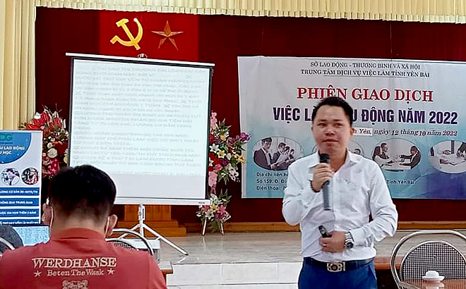 A consultation meeting provides labour market information for residents of Xuan Ai commune, Van Yen district