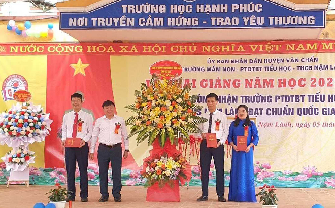 Đồng chí  Giàng A Tông  - Ủy viên Ban Thường vụ Tỉnh ủy, Chủ tịch Ủy ban Mặt trận Tổ quốc tỉnh trao tặng lẵng hoa tươi thắm chúc mừng thầy và trò 3 nhà trường.