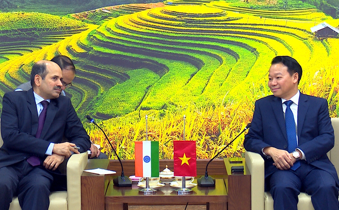 Secretary of the provincial Party Committee Do Duc Duy presents the Indian ambassador with the photo book 