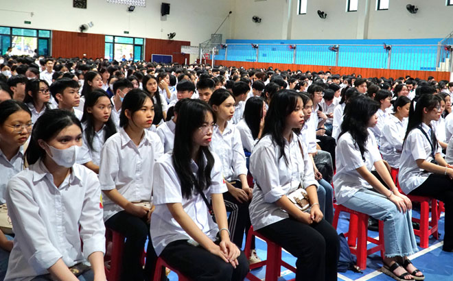 Các thí sinh tham dự khai mạc Kỳ thi chọn học sinh giỏi THPT tỉnh Yên Bái năm học 2023 - 2024.

