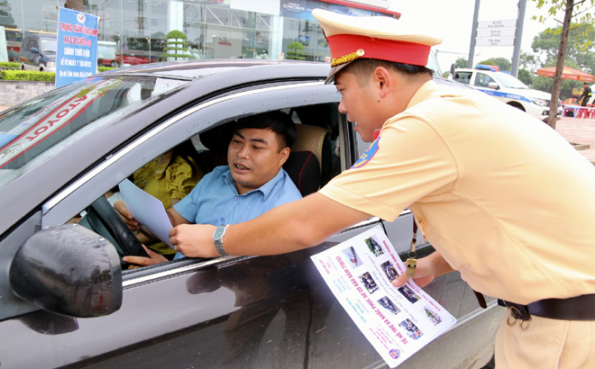 Đội Cảnh sát giao thông (CSGT) đường bộ số 1, Phòng CSGT, Công an tỉnh Yên Bái phát tờ rơi tuyên truyền cho người tham gia giao thông về mô hình 