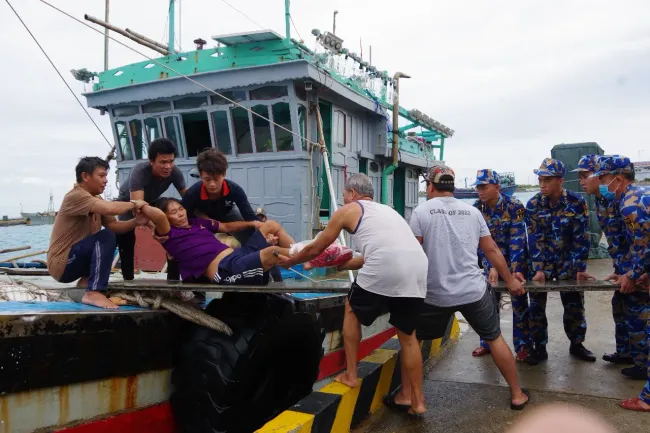 Cán bộ, chiến sĩ đảo Trường Sa đưa bệnh nhân từ tàu vào Trung tâm y tế Trường Sa.