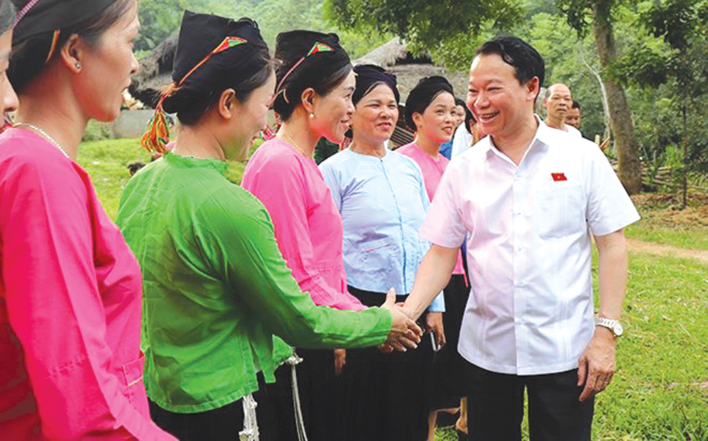 Đồng chí Đỗ Đức Duy - Ủy viên Ban Chấp hành Trung ương Đảng, Bộ trưởng Bộ Tài nguyên và Môi trường, Trưởng Đoàn đại biểu Quốc hội khóa XV tỉnh Yên Bái, nguyên Bí thư Tỉnh ủy Yên Bái tiếp xúc với cử tri người dân tộc thiểu số huyện Lục Yên.