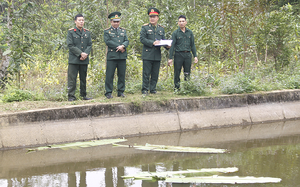 Cựu chiến binh Trần Văn Nghĩa (thứ nhất từ phải sang) chia sẻ với lãnh đạo Hội Cựu chiến binh huyện Văn Yên về việc phát triển kinh tế gia đình.