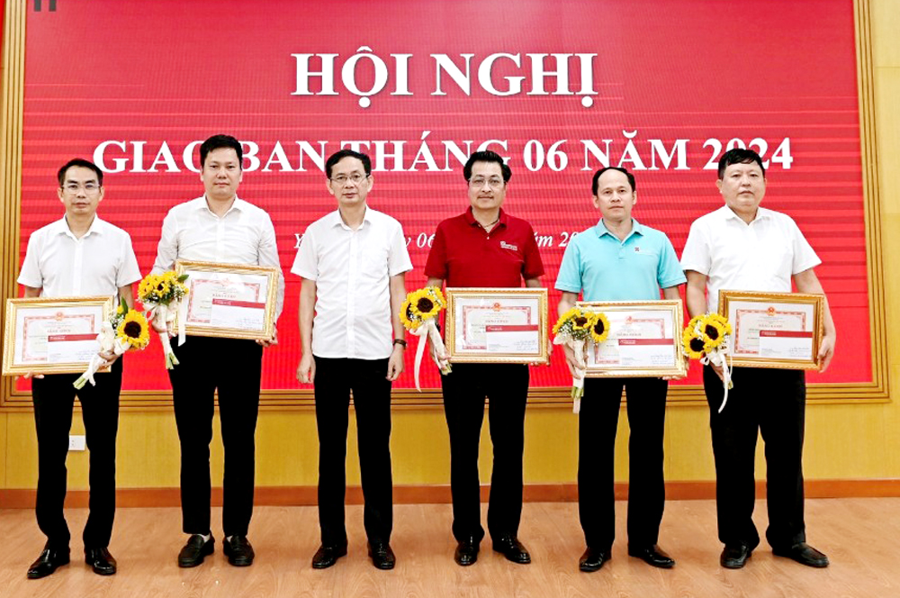 Ông Nguyễn Mạnh Hồng - Giám đốc Agribank Chi nhánh Bắc Yên Bái trao thưởng cho các chi nhánh trực thuộc có thành tích xuất sắc trong hoạt động kinh doanh trong 6 tháng đầu năm 2024.