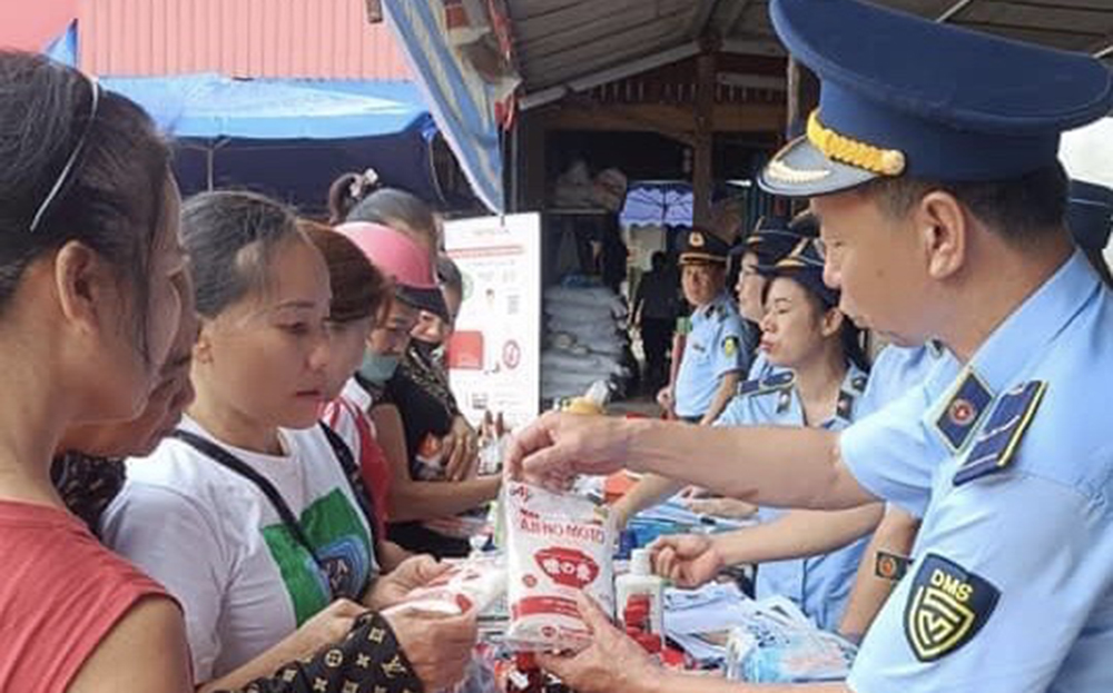 Cục Quản lý thị trường tỉnh tổ chức gian hàng tuyên truyền phân biệt hàng thật, hàng giả cho người dân tại xã An Bình, huyện Văn Yên.