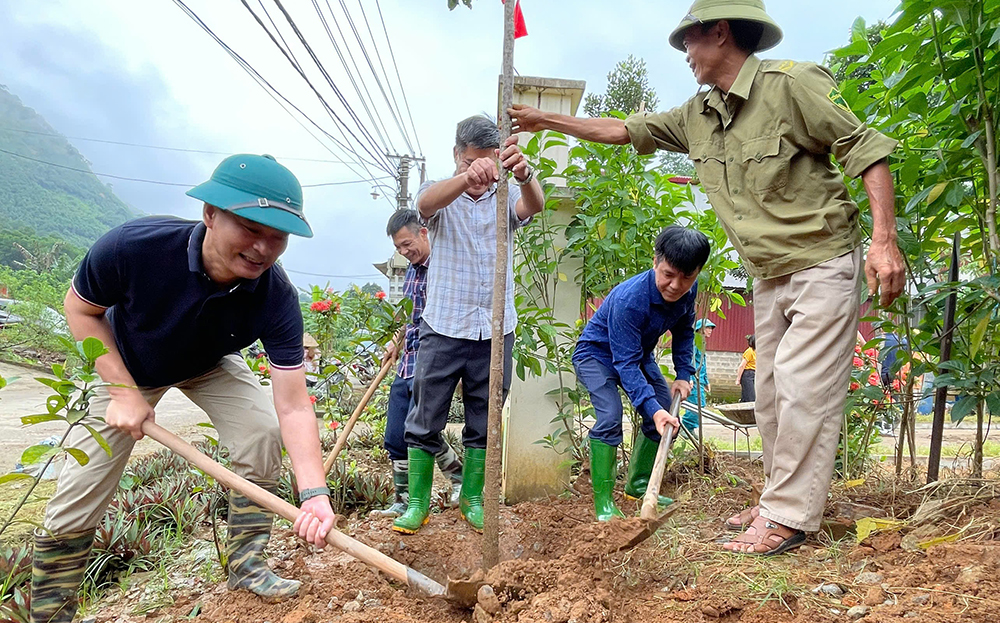 Lãnh đạo huyện Trấn Yên tham gia “Ngày cuối tuần cùng dân”.