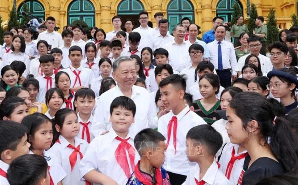 Tổng Bí thư, Chủ tịch nước Tô Lâm gặp mặt và biểu dương các cháu học sinh là con liệt sỹ công an, con đỡ đầu Hội phụ nữ Công an, con nuôi Công an xã, con cán bộ, chiến sĩ đạt giải quốc gia, quốc tế năm học 2023-2024. (Ảnh: TTXVN)