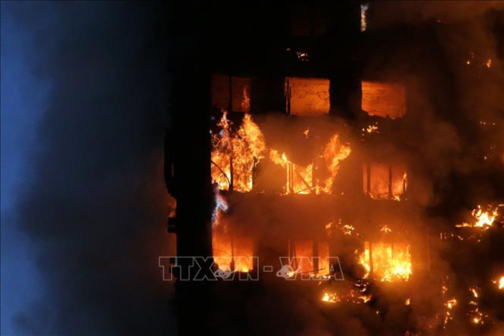 Lửa bốc ngùn ngụt tại hiện trường vụ cháy tòa chung cư Grenfell Tower ở London, Anh, ngày 14/6/2017.