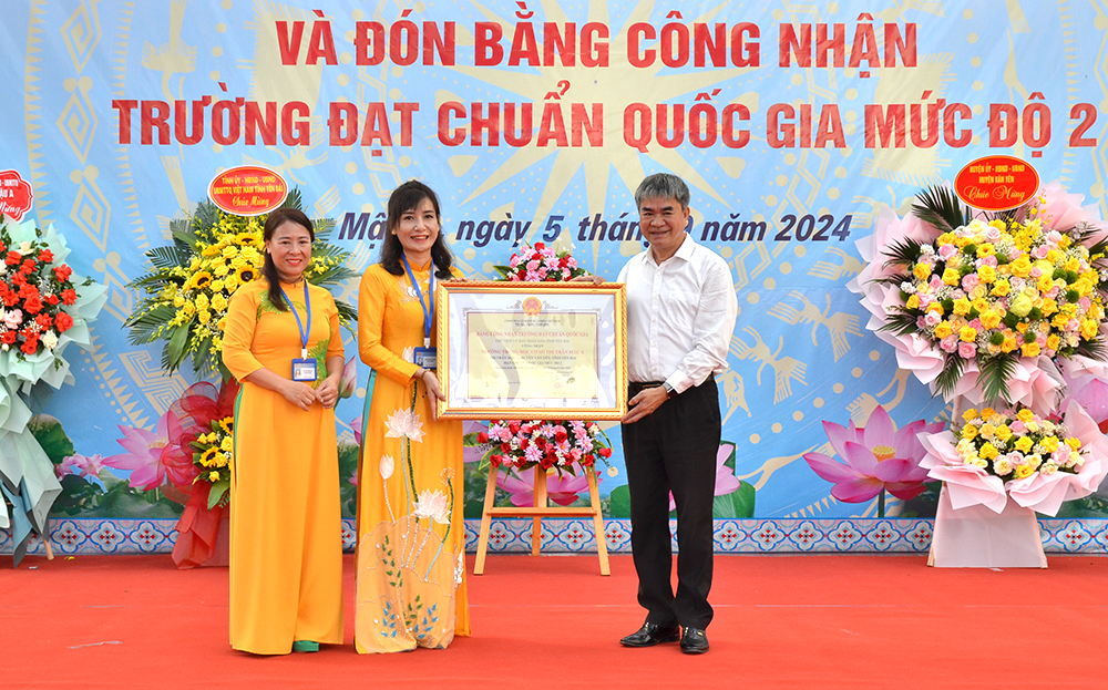 Đồng chí Chu Đình Ngữ - Ủy viên Ban Thường vụ, Trưởng ban Tổ chức Tỉnh ủy, trao Bằng công nhận đạt chuẩn quốc gia mức độ 2 cho Trường THCS thị trấn Mậu A .