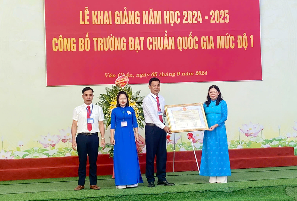 Đồng chí Hoàng Thị Vĩnh - Uỷ viên Ban Thường vụ, Trưởng ban Dân vận Tỉnh uỷ trao Bằng công nhận trường đạt chuẩn quốc gia mức độ I cho Trường THPT Văn Chấn