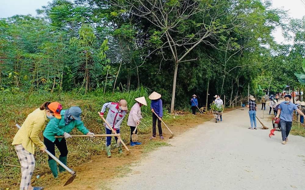 Nhân dân xã Phú Thịnh, huyện Yên Bình phát huy tinh thần đoàn kết, chung sức làm đường giao thông nông thôn.