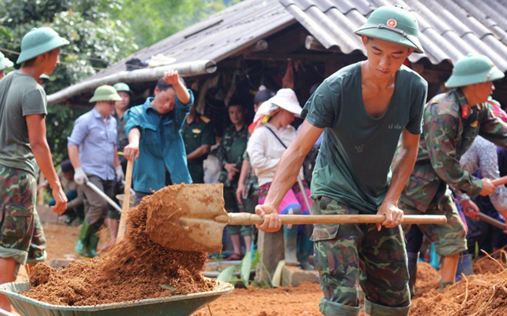 Bộ đội Trung đoàn 174 giúp nhân dân huyện Mù Cang Chải khắc phục hậu quả trận mưa lũ tháng 8/2023. (Ảnh minh họa)