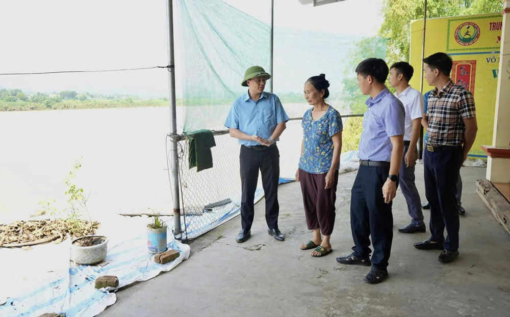 Lãnh đạo huyện Trấn Yên kiểm tra các phương án di dời người và tài sản đến nơi ở an toàn trước khi mưa bão xảy ra.