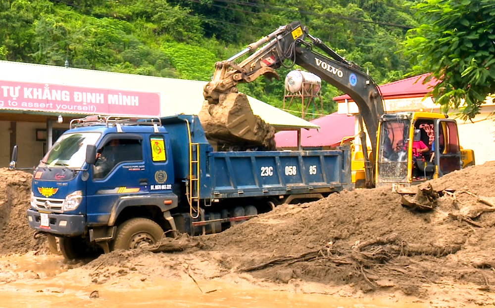 Các phương tiện máy móc được huy động để khắc phục hậu quả bão lũ xảy ra tại Trường TH & THCS Hồ Bốn, huyện Mù Cang Chải hồi tháng 8/2023