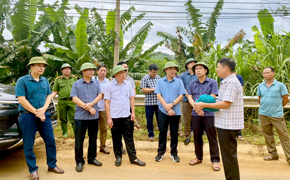 Đoàn công tác của Sở Nông nghiệp và Phát triển nông thôn tỉnh kiểm tra công tác phòng chống bão tại xã Yên Thành.