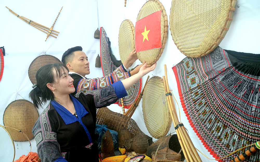 Hình ảnh lá cờ đỏ sao vàng dán trên sản phẩm làm bằng tre, trúc của đồng bào Mông xã Lao Chải, huyện Mù Cang Chải trang trí không gian đón Tết Độc lập 2/9.