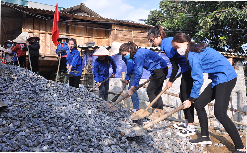 Thanh niên xã Tú Lệ, huyện Văn Chấn tham gia làm đường nông thôn.