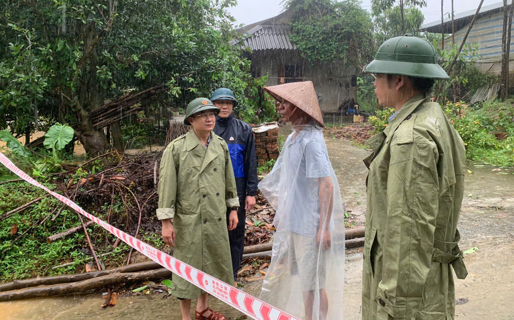 Lãnh đạo UBND huyện yêu cầu kiên quyết không để người dân đi lại qua vùng nguy hiểm.